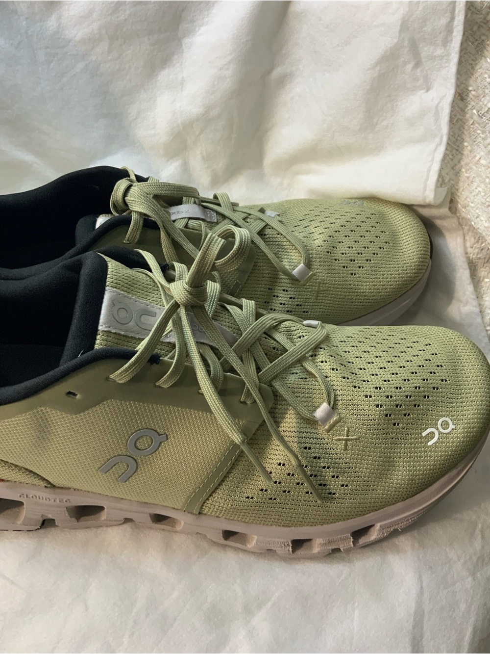 On Running Men’s Pale Green Breathable Lace-Up Running Shoes - Picture 3 of 8